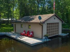 Beach Haven A Charming Lake Muskoka family cottage，位于布雷斯布里奇的酒店