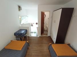 Simple room for 2 with bathroom close to the sea，位于克拉列维察的酒店