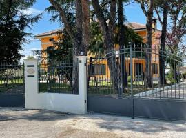 Casa Isore con 3 camere da letto，位于佩萨罗的酒店