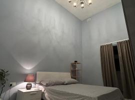 Spacious room, king size bed, balcony, mirrors and luxury lights.，位于莫斯塔的民宿