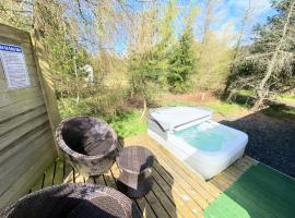 Blair Tiny House with Private Hot Tub - Pet Friendly- Fife - Loch Leven - Lomond Hills，位于邓弗姆林的山林小屋