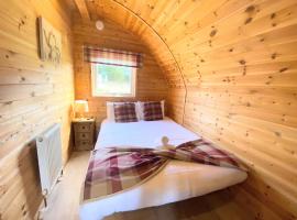 Pond View Pod 1 with Outdoor Hot Tub - Pet Friendly - Fife - Loch Leven - Lomond Hills，位于Kelty的酒店