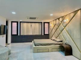 Premium Luxurious 4 BHK in Hitech city By Natti's Group，位于Kondapur的酒店
