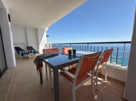 Apartamento frente al mar con parking privado，位于托罗克斯的酒店