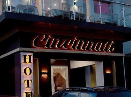CINCINNATI HOTEL YAOUNDE，位于雅温得的带停车场的酒店