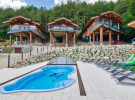 Mountain Chalets-Chalety v korunách stromov，位于瓦尔卡的酒店