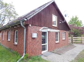 VINTAGE HOUSE Ferienwohnung LANDHAUS LAAVE，位于Laave的酒店