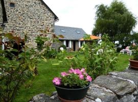Gîte de France à Sarroux - St Julien 3 épis - Gîte de France 8 personnes MAE-0134，位于Sarroux的酒店