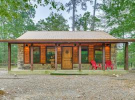 Broken Bow Cabin Hot Tub, Fire Pit and 7 Mi to Lake，位于布罗肯鲍的酒店