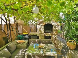 Holiday Place Veli Dvor - vacation house with private garden in old town Punat，位于普纳特的乡村别墅