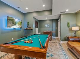 Luxury Townhome 2 Car Garage and Decks 2 Billiards Room，位于费城的酒店