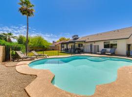 Spacious Desert Oasis in Mesa with Private Pool!，位于梅萨的别墅