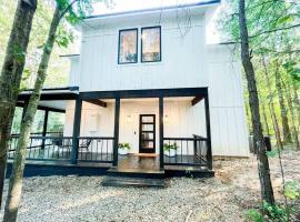 the RISER - BRAND NEW Modern Cabin in Broken Bow，位于布罗肯鲍的别墅