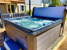 Pet Friendly 3BR 3BA Home near Traverse City with Game Room and Fenced Yard，位于Grawn的酒店