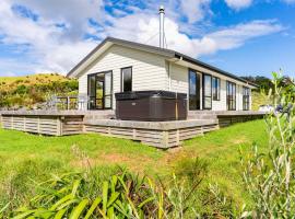 The Olive Hut - Mangawhai Holiday Home，位于韦尔斯福德的酒店