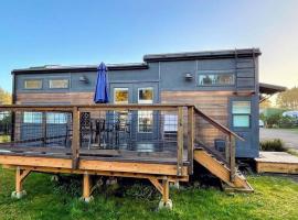 Azalea - tiny home living in style!，位于沃尔德波特的酒店