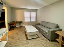 Cozy Aksarben Living-close to I-80 & WFH desk，位于奥马哈的公寓