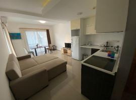 Private Flat in Famagusta Center with Hotel Perks，位于法马古斯塔的酒店