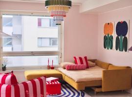 Candy-Colored Two-Room Condo with Sweet views，位于赫尔辛基欧伦基尔火车站附近的酒店