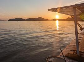 千代丸コンテナハウス CHIYOMARU Container House，位于宇和岛市的酒店