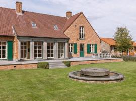 Huswell - Authentic Serene Vacation Hideaway with Pond，位于Harelbeke的酒店
