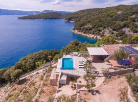 Villa Natura - infinity pool, magical nature and view, complete privacy - by Traveler tourist agency ID 2136，位于克尔克的酒店