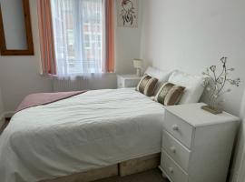 Cosy 3-Bed Apartment in Hythe High Street，位于海斯的酒店