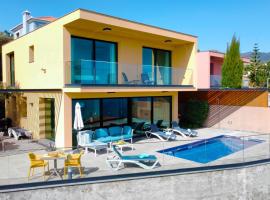 Eden Sun - A Modern Luxury Villa with a Panoramic View，位于普拉泽里什的酒店