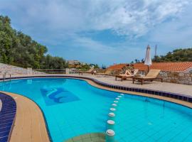 Zen Serenity Retreat with Great Outdoors, Pool & Parking，位于Áptera的酒店