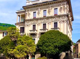 Lakefront Apartments within Historical Palace in Verbania，位于韦尔巴尼亚的酒店