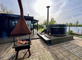 New- The Cabana- With Sauna and Hot Tub, on a lake near Amsterdam，位于芬克芬的酒店