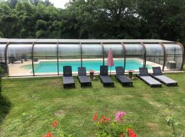 Le Cottage de Laugère - Gite avec piscine，位于Charenton-du-Cher的酒店