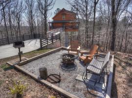 Top of the Line Treehouse Near Helen, Georgia，位于科尼利亚的酒店