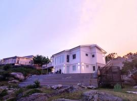 Fantastic villa with a sea view in Torslanda，位于Torslanda的酒店