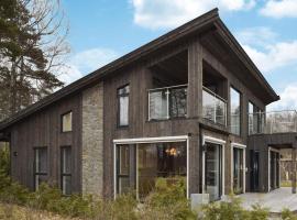 Nice Home In Sandefjord With House Sea View，位于桑讷菲尤尔的乡村别墅