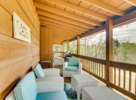 Cozy Cabin with Grill and Fire Pit By Dale Hollow Lake，位于Frogue的酒店