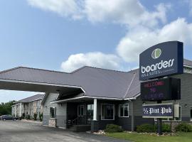 Boarders Inn & Suites by Cobblestone Hotels - Munising，位于Wetmore的带热水浴缸的酒店