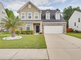 Pet-Friendly Ladson Home 23 Mi to Charleston!，位于莱德森的酒店