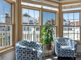 A Glorious Getaway Sheboygan - Blue Harbor Condo，位于希博伊根的酒店