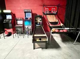 The Arcade close to downtown with fenced yard，位于桑福德的度假屋