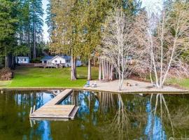 Cozy Cabin on Mason Lake，位于Grapeview的酒店