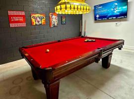 The Billiard close to downtown with fenced yard，位于桑福德的度假屋