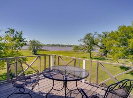 Exquisite Lake Charles Gem - Waterfront Views，位于查尔斯湖的酒店