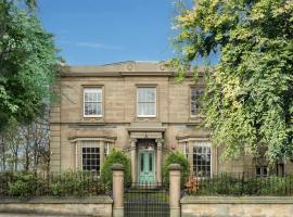 Norfolk House Hosted by The Scarlet Hen，位于哈德斯菲尔德的酒店