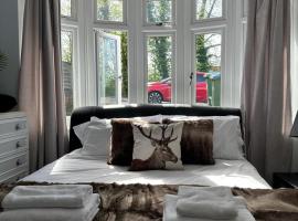 Accessible 3-bedroom bungalow with patio +driveway，位于南安普敦的乡村别墅
