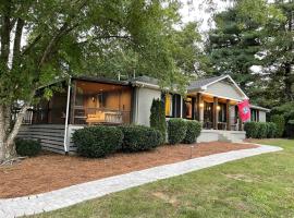 Stylish Private Home 1 mile from Downtown Franklin，位于富兰克林的酒店