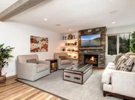 Deer Valley Elevated is a luxury home with a hot tub, outdoor BBQ & fire!