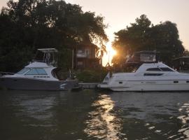 ayutthaya river camp and yacht charter，位于Ban Khlong Suan Phlu的酒店