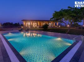 StayVistas Nyra Farms - Hill-view villa with Pool, Indoor & Outdoor games, & Lawn with Gazebo，位于Wada的酒店