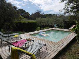 Maison familiale avec piscine et grand jardin，位于莫尔纳的度假屋